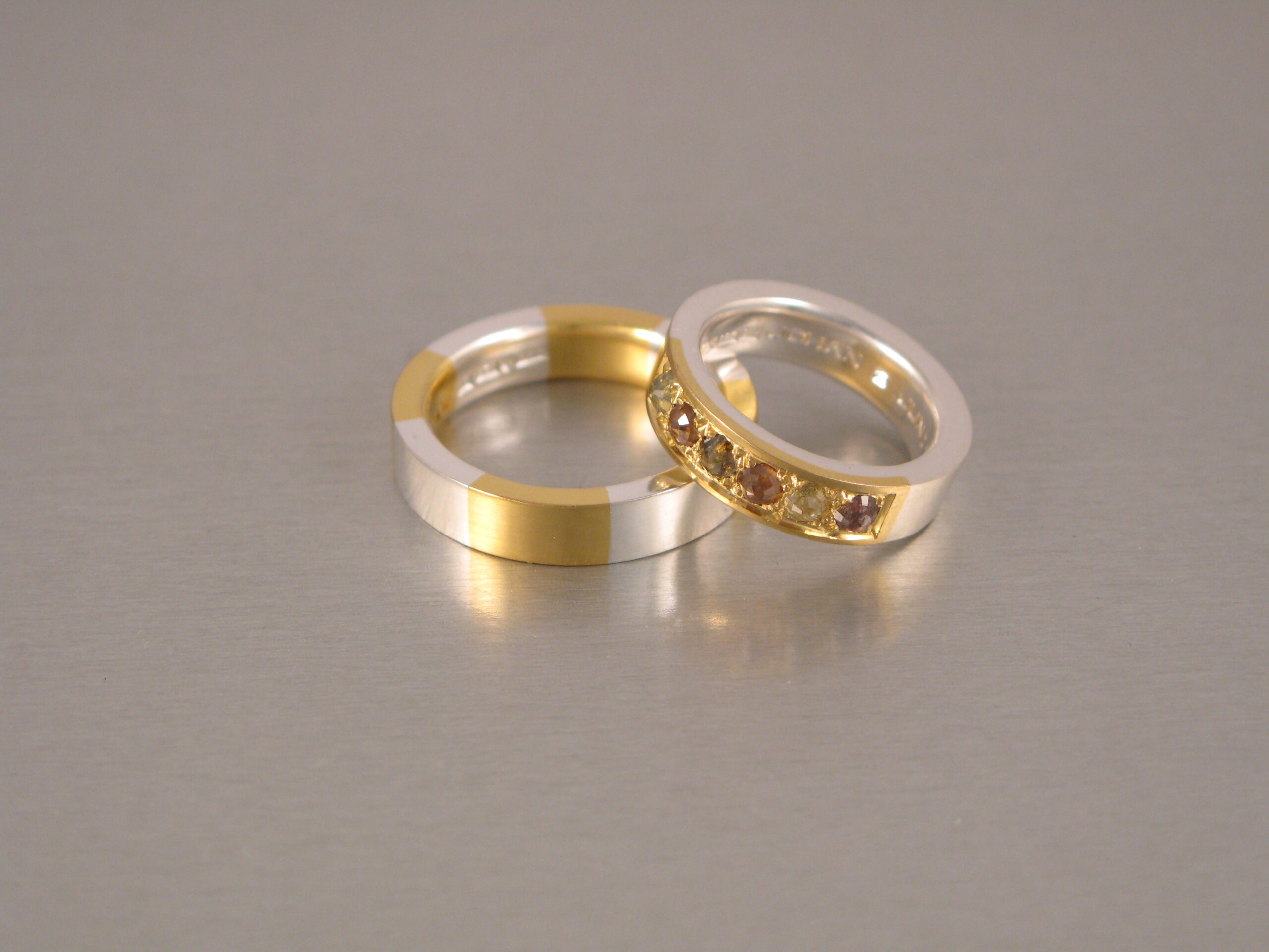 Ringar, silver, guld och rosenslipade naturfärgade diamanter (osäker bild)